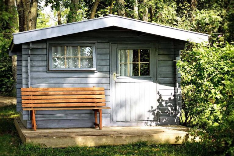 Abri de jardin en bois installé dans un jardin