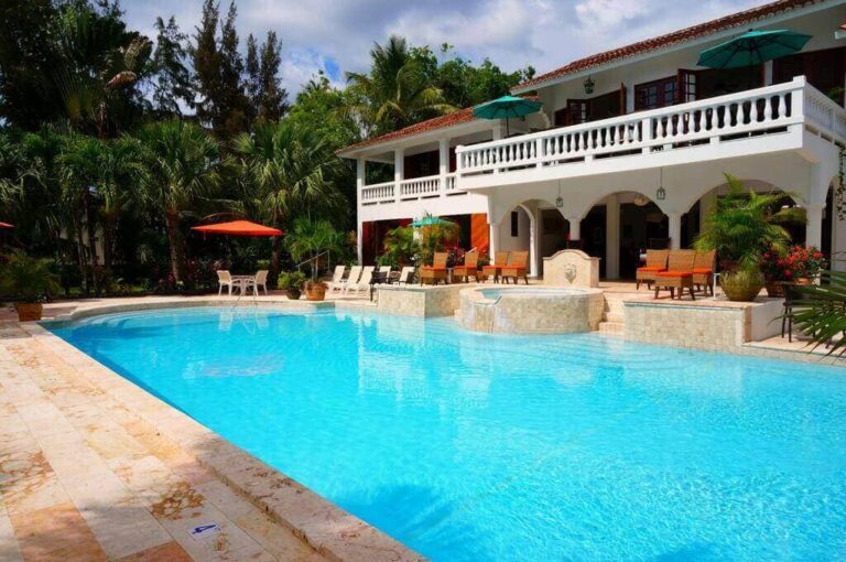 Piscine enterrée dans un jardin de maison individuelle